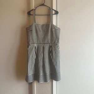 Black and white sleeveless dress with pockets. Thick material